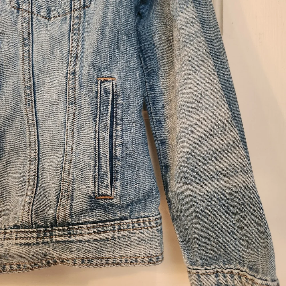 Old Navy Women’s Jean Jacket, Distressed Classic Denim, 100% Cotton EUC Sz Med - Picture 5 of 14